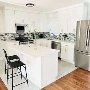 Cheerful 4-bedroom With Free Parking Elmont